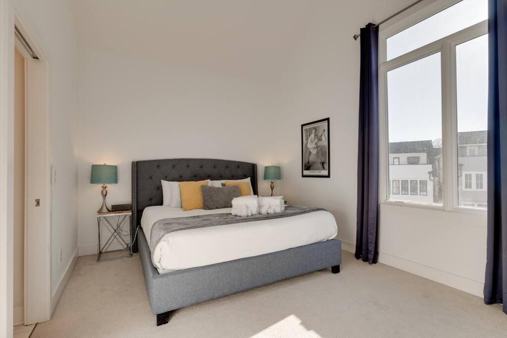 Epic Location- Steps From 12th S, Sleep12 Holiday home