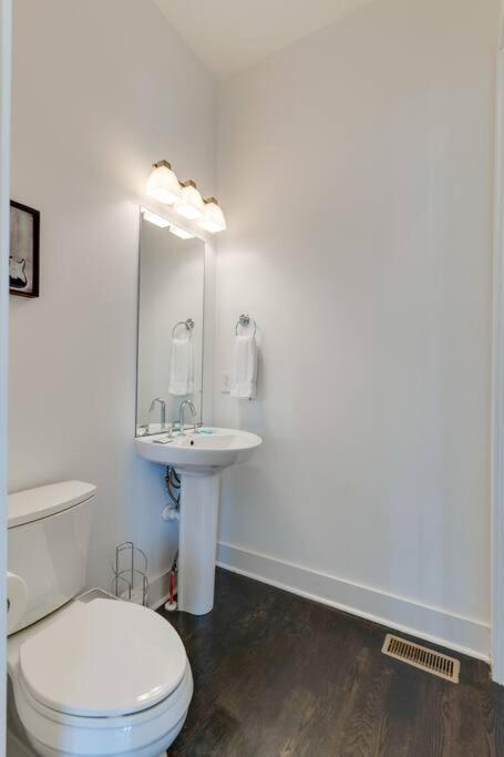Epic Location- Steps From 12th S, Sleep12 Holiday home *