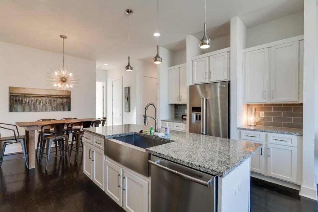 Epic Location- Steps From 12th S, Sleep12 Holiday home Nashville