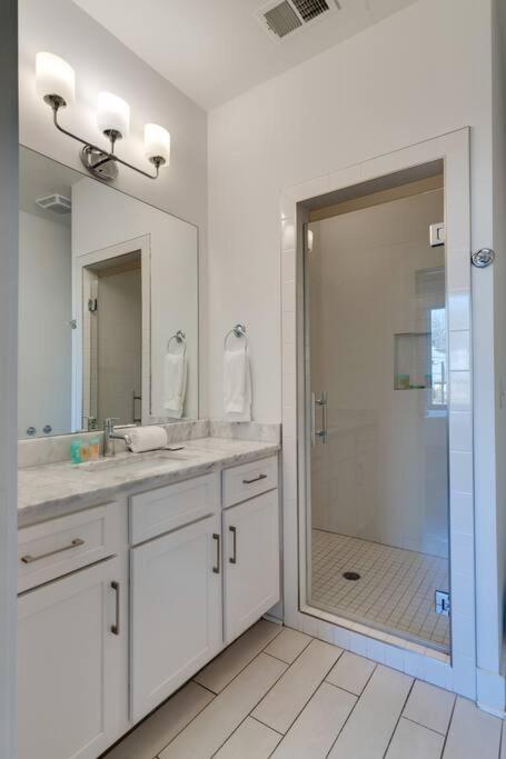 Holiday home Epic Location- Steps From 12th S, Sleep12 Nashville