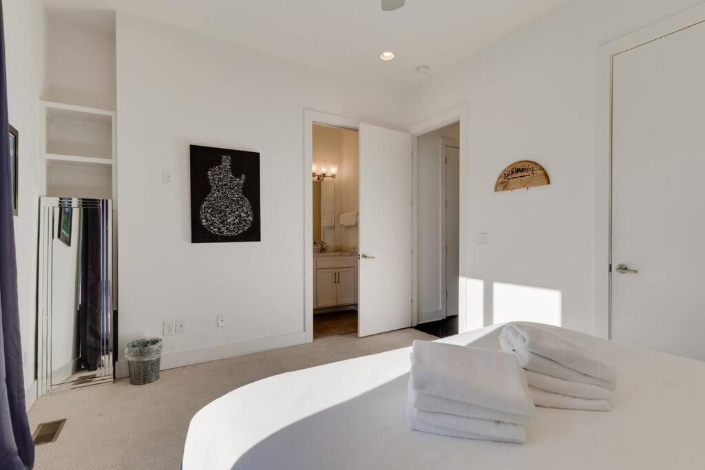 Epic Location- Steps From 12th S, Sleep12 Holiday home *
