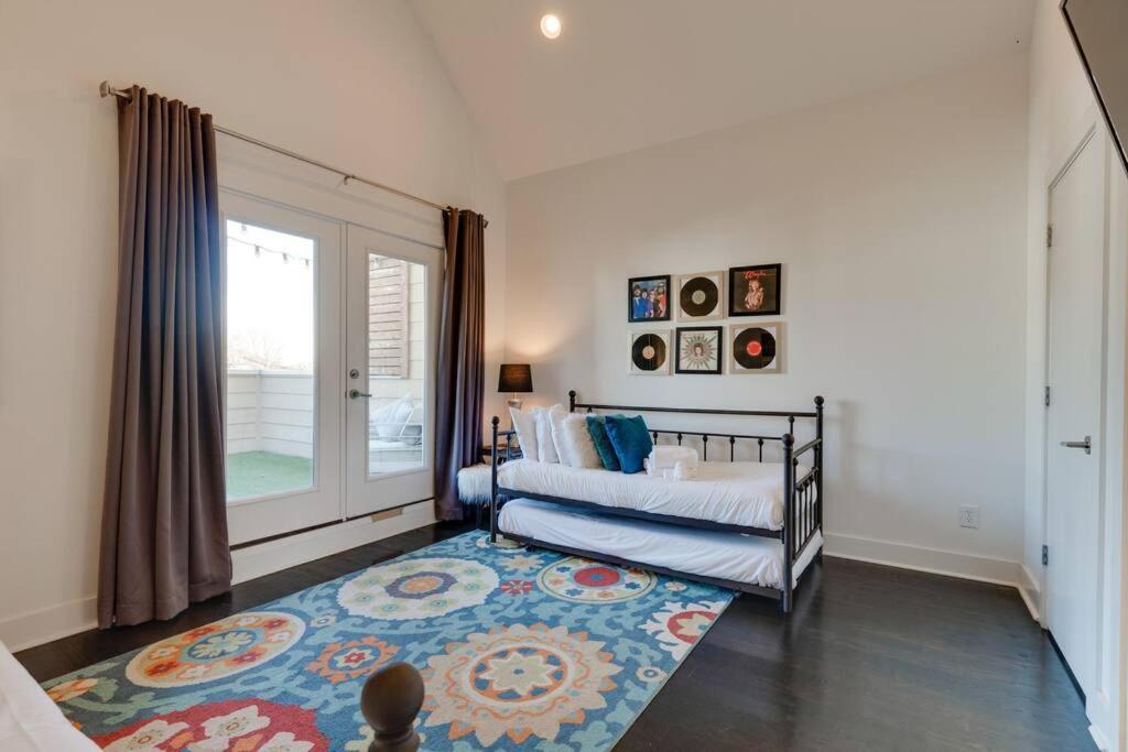 Epic Location- Steps From 12th S, Sleep12